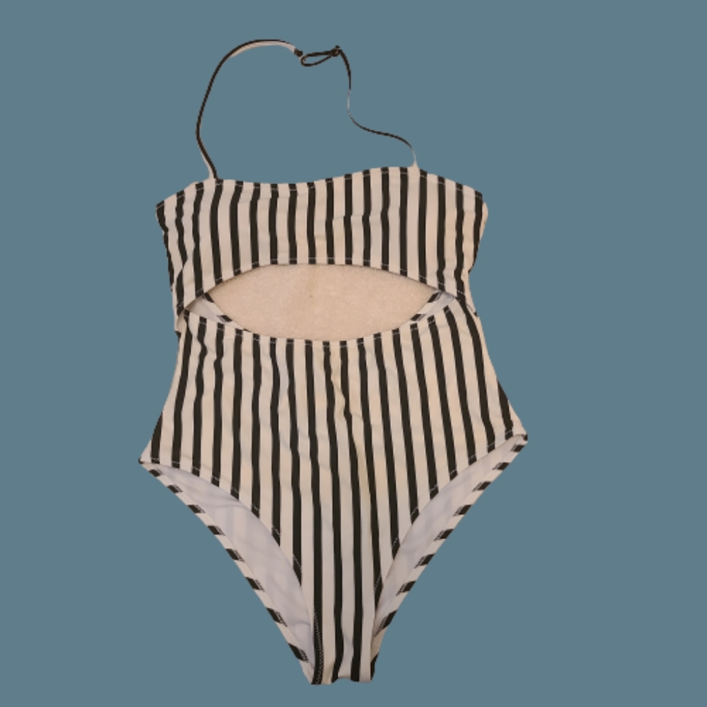 *NEW Cupshe Striped Cutout One Piece Swimsuit